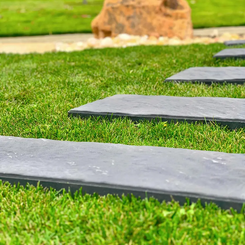 Фото 3 шаговая плита Stone Графитовый Серый в ландшафтном дизайне