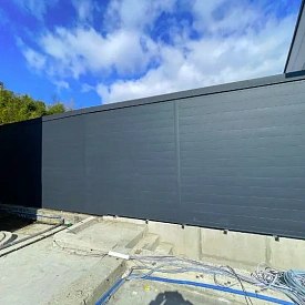 Линеарная панель «Гладкая» RAL7024 Серый Графит RoofTop Бархат на опорной стене и заборе